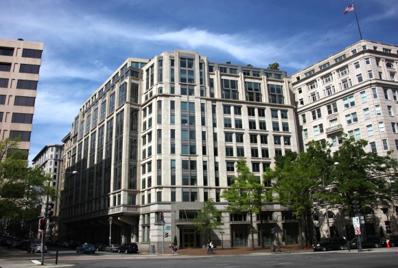 I této soukromé administrativní budovy na Pennsylvania Avenue se bude nové nařízení týkat. Zdroj:wikipedia.org