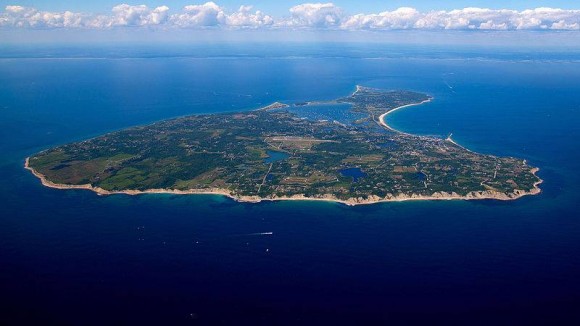  „Rock Island, vzdálený necelých 45 kilometrů od pobřeží Rhode Island, budoucí lokace první příbřežní větrné farmy v USA.“ Zdroj: Timothy J. Quill 