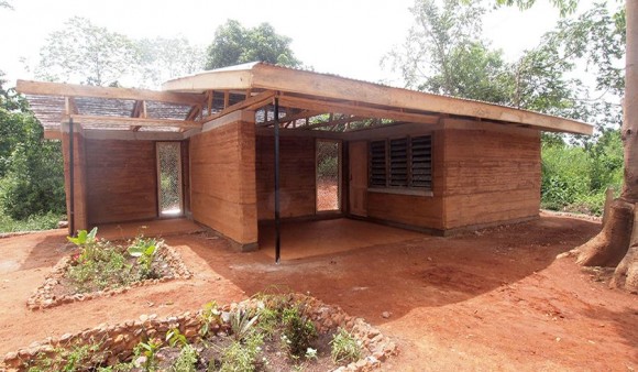„Jednoduché a přitom solidní bydlení pro ghanský venkov.“ Zdroj: Nka Foundation 
