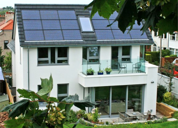 „Optimální orientace domu vůči světovým stranám, vhodné osazení solárních panelů. Žádná magie v tom není.“ Zdroj:John McCall Architects