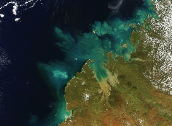 Členité pobřeží Západní Austrálie doslova láká k využití energie příboje. foto: NASA/GSFC
