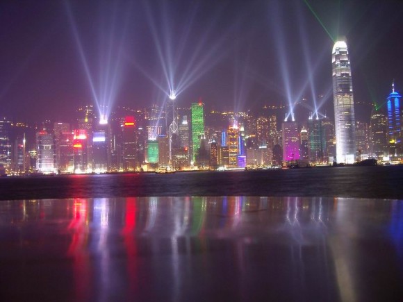 Hong Kong je město, které nikdy nespí. Noc je zde téměř tak světlá, jako jasný den. Zdroj: flickr.com