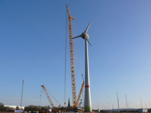 Enercon E-126 je skutečný gigant. Třímegawattové turbíny vedle něj vypadají jako pouťové větrníky. Zdroj: wikimedia.commons.com