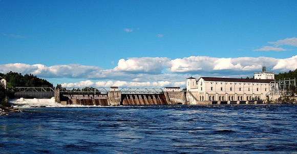 Norská vodní elektrárna Rånåsfoss s výkonem 98 MW. Norsko má celkem 1166 vodních elektráren, které pokrývají spotřebu země až z 99 %. foto: Lars Biørn-Hansen, licence  Creative Commons Attribution-Share Alike 3.0 Unported