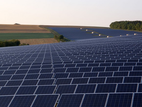 Solární park (rozsáhlá fotovoltaická elektrárna) v německém Thüngenu, foto: OhWeh, licence Creative Commons