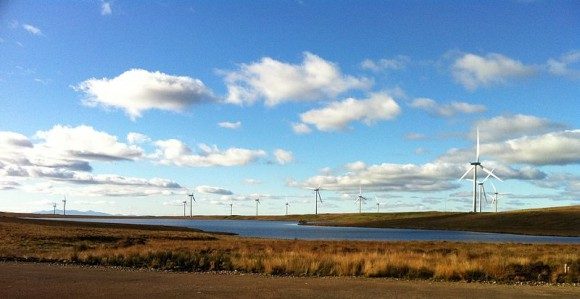 Skotská větrná farma Whitelee s ostrovem Arran v pozadí. foto: Bjmullan, licence Creative Commons Attribution-Share Alike 3.0 Unported