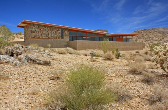 „Nehostinné podmínky Mohavské pouště představovali pro ambiciózního architekta výzvu.“Zdroj: Aaron D´Incenzo/ ArchDaily