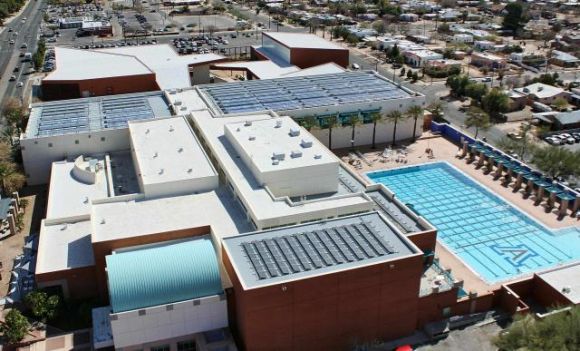 Solární kolektory na střeše sportovního střediska Arizonské univerzity