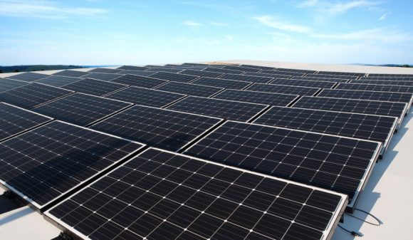 „Solární elektrárny pro střechy s plochým profilem představují dosud nevytěženou příležitost na globálním trhu.“ Zdroj: BeamreachSolar 