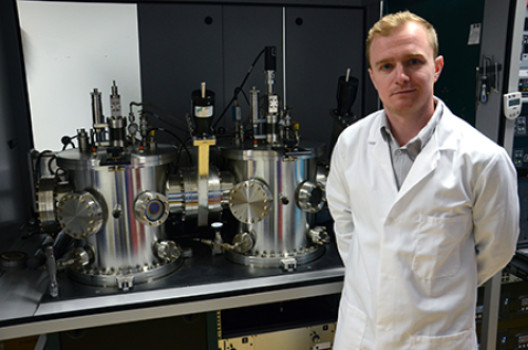 „Jon Major ze Stephensonského institutu stojí před depozičním systémem, zařízením využívaným v první fázi zpracování chloridu hořečnatého.“Zdroj: University of Liverpool