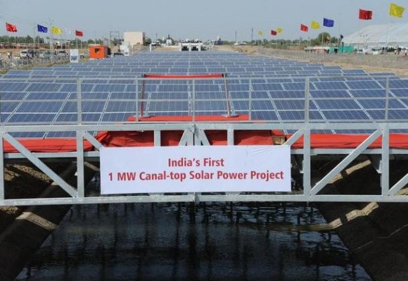 Solární elektrárny v Indii vznikají pomalu, ačkoliv se tam ukrývá obrovský potenciál. Zde solární elektrárna ve státě Gudžarát vybudovaná na jednom z vodních kanálů. foto: Hitesh vip, licence Creative Commons Attribution-Share Alike 3.0 Unported
