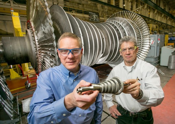 D. Hofer a V. Lissianski se svou 3D tištěnou turbínou. foto: GE