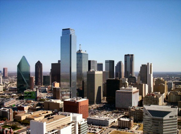 „Dallas, 9. největší město USA, ukládá závazné podmínky a nové stavební standardy pro všechny připravované projekty“. Zdroj: Alvinrune, English language Wikipedia