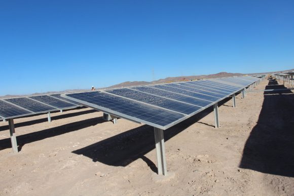 „Problém Chile není v nedostatku solární energie, ale v nefungující rozvodné síti.“ Zdroj: Inhabitat.com