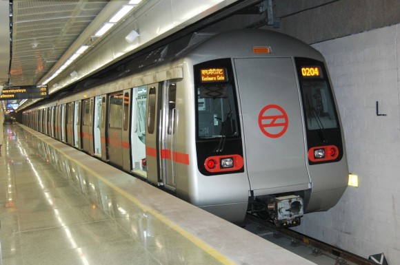 Indické metro představuje obrovský dopravní kolos, který deně přepraví na dva miliony cestujících. A se ziskem. Zdroj: Micky lakshya, wikipedia.en.com, licence Creative Commons