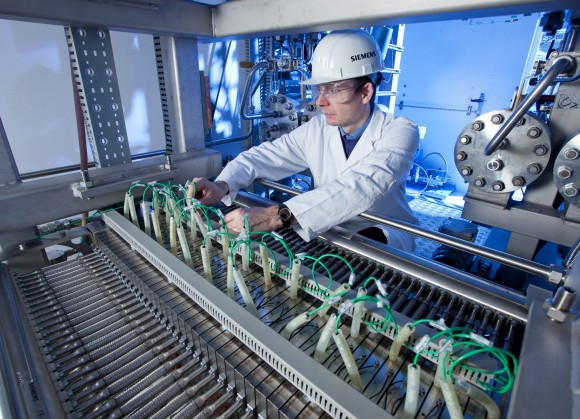 Inženýři společnosti Siemens vyvinuli elektrolyzér založený na výměně protonů s reakční dobou v řádech milisekund. Je tedy vhodný pro nestabilní toky elektrické energie. foto: Siemens