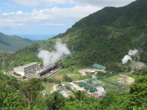 Geotermální elektrárna Puhagan na Filipínách, foto: Mike Gonzalez, licence Creative Commons Attribution-Share Alike 3.0 Unported