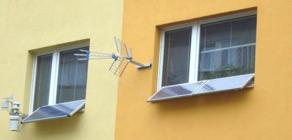 Solární panely lze legálně umístit i před okna obytných domů a získat tak až 180W na jedno okno. foto: pocasi-decin.cz