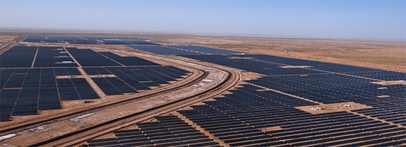 Letecký pohled na největší solární park v indickém Gudžarátu. Zdroj: Gujarat Power Corporation Limited