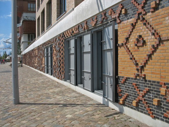 „Bytelné plechové dveře prý zabrání průniku povodňové vlny.“Zdroj: TheEcoReport