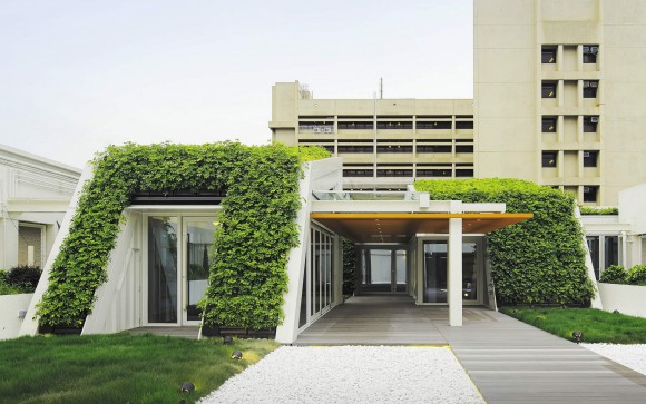 „Zelené střechy a vertikální stěny s vegetací se staly ústředními body architektonické koncepce.“ Zdroj: Ronald Lu & Partners