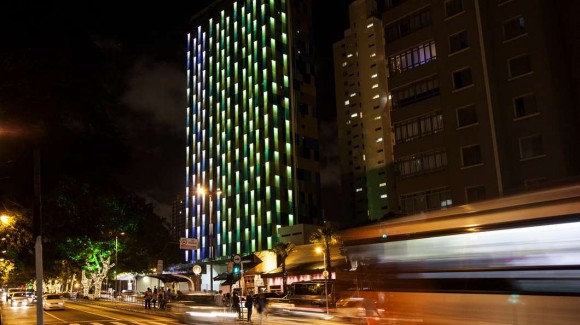 „Soudě podle zachycených světelných tónu na gasádě hotelu je teď v Sao Paulu dýchatelno.“ Zdroj: Gizmag.com