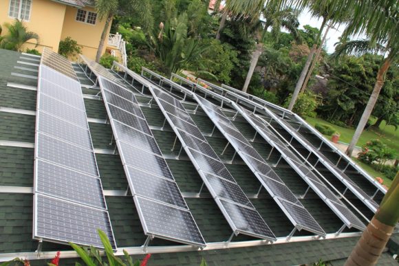 „Solární instalace na rezidenci v Sandals Montego Bay.”Zdroj: coming-to-jamaica.com
