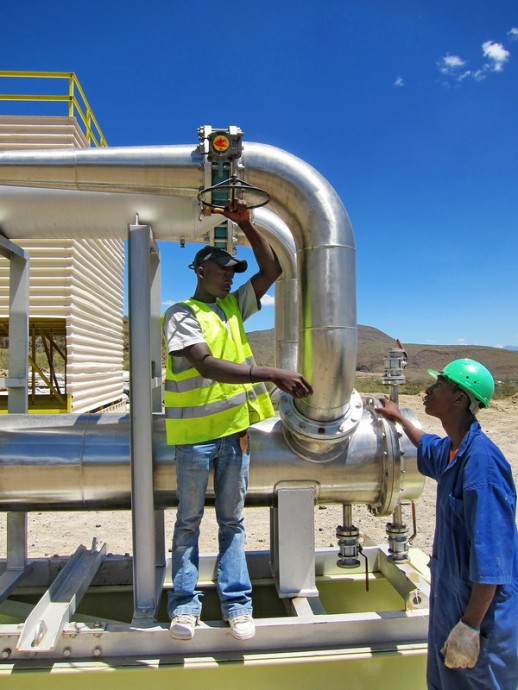 „Dělníci při rekonstrukčních pracech na geotermálním zařízení Olkaria I.“ Zdroj: Lydur Skulason