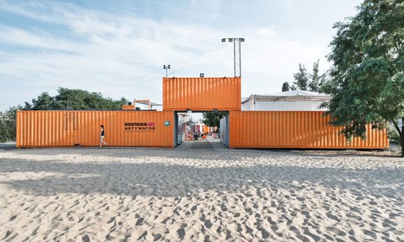 „Kontejnery jsou jako skládačka. Postavíte si z nich i malý festivalový svět.“ Zdroj: Adam Wierciński Architekt