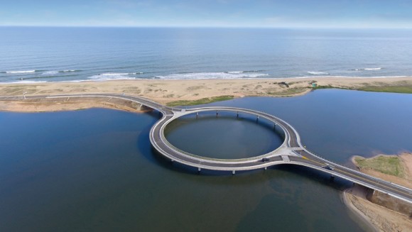 „Náklady na stavbu kruhového mostu se vyšplhaly na 12 milionů dolarů.“ Zdroj:Dezeen.com