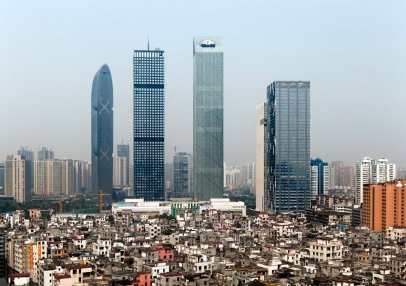 „Leatop Plaza - třetí zleva, tvoří předěl mezi městskou zástavbou Kantonu a novou čtvrtí mezinárodního obchodu – Zhuijangu.“ Zdroj: milimet.com /Murphy - JAHN