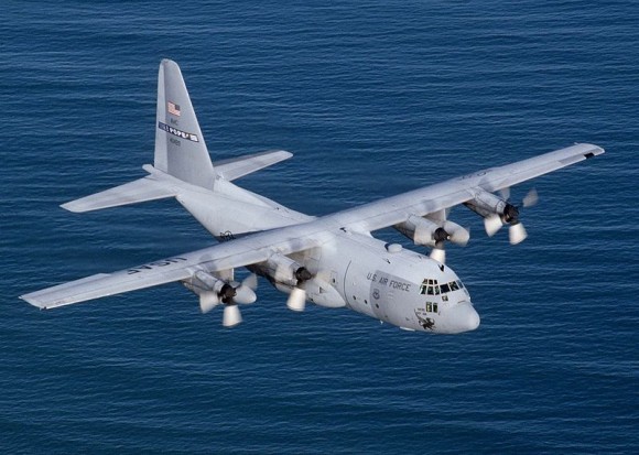 "Čtyřmotorový C-130 Hercules může roznášet buď smrt nebo život." Zdroj: Wikipedia.org/ Howard Blair