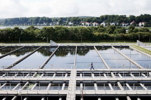 „Pohled na čistírnu odpadních vod se může změnit. Místo odpadních vod tu leží nevšední zásobárna energie.“ Zdroj: Aarhus Water 