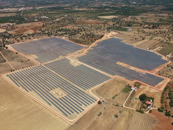 Solární elektrárna o výkonu 15,6 MW v Portugalsku, v oblasti Avalades/Silves. Vybudovala ji spol. Martifer Solar. Pokrývá 41,2 ha. Zdroj: Martifer Solar 