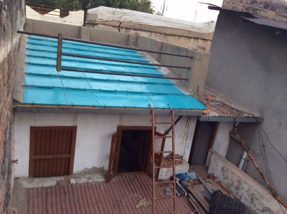 "Smysluplná, ekologická a cenově dostupná alternativa proti betonovým a plechovým střechám pro Bangladéš." Zdroj: Re-Materials