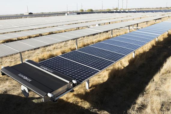 „Automatická čistička solárních panelů bude garantovat neklesající výkon farmy.“Zdroj: SunPower 