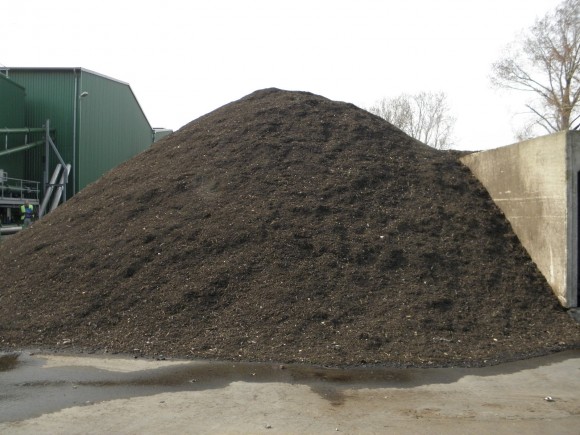 Za jednotkou Energy Garden zůstávají tuny mulčovací kůry a kvalitního kompostu. foto: archiv autora