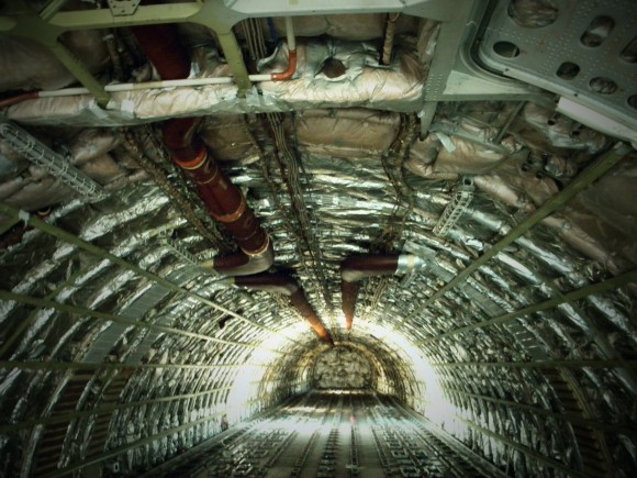 Z rozebíraných letadel se v první řadě odstraňuje hliníkové opláštění, které může být snadno odprodáno k dalšímu využití. Zdroj: Radomír Dohnal