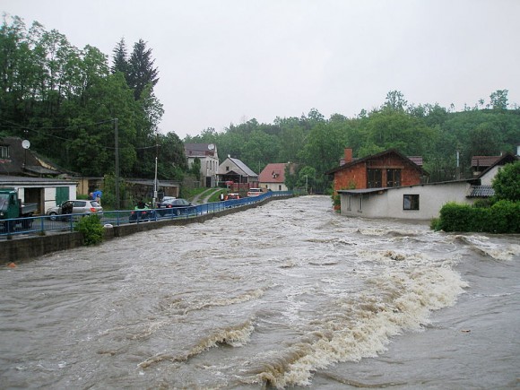 Povodeň v Novém Kníně 2. června 2013 - Tyršova ulice, foto: Miloš Hlávka, licence Creative Commons