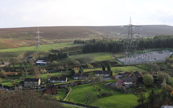 „Národní park Peak District? Vápencové květnaté louky, archeologická naleziště z paleolitu, rašeliniště. Od roku 2020 už možná bez dlouhého vedení.“  Zdroj: National Grid, NG 
