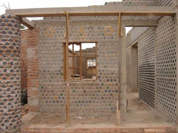 „PET láhve v kombinaci s cihlou při stavbě základní školy v Nigérii Zdroj: Archdaily.com