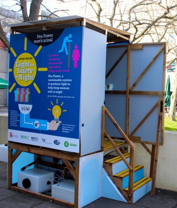 „Díky svítícím toaletám by mělo být v potemnělých koutech utečeneckých táborů bezpečněji. Zdroj: UWE Bristol