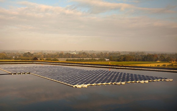 První britská plovoucí solární farma nedaleko Berkshire. Zdroj: UK Floating Solar