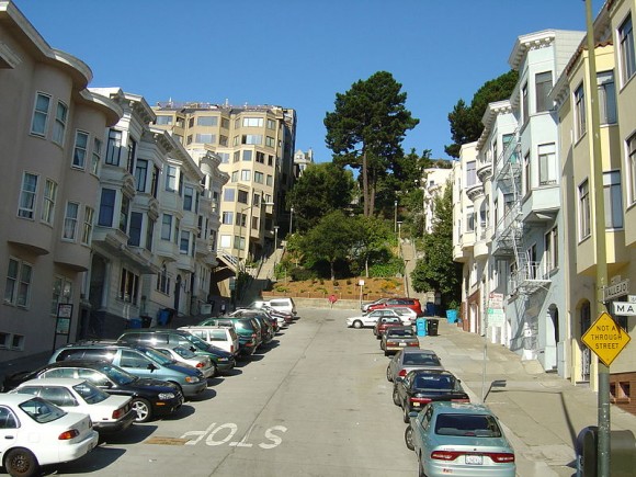 Typická řadová zástavba v kopcovitém terénu San Franciska se brzy dočká solárních střech. Zdroj: Cookaa/wikipedia.org