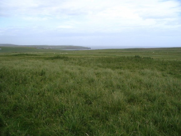 „Typický obrázek krajiny na Shetlandách. Místa jako stvořeného pro větrné a příbojové elektrárny Zdroj: wikipedia.org/ Ken Craig