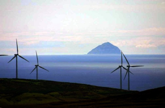 „Síla větru, vln a příboje tvoří skoro 80 % potenciálu OZE Skotska.“ Zdroj: John R.