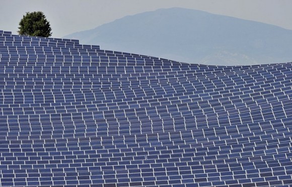 „Cestas s výkonem 300 MW překoná dosavadní zařízení v Toul- Rosières třikrát, a stane se pravděpodobně největší solární farmouv Evropě.“ Zdroj: Physorg.com
