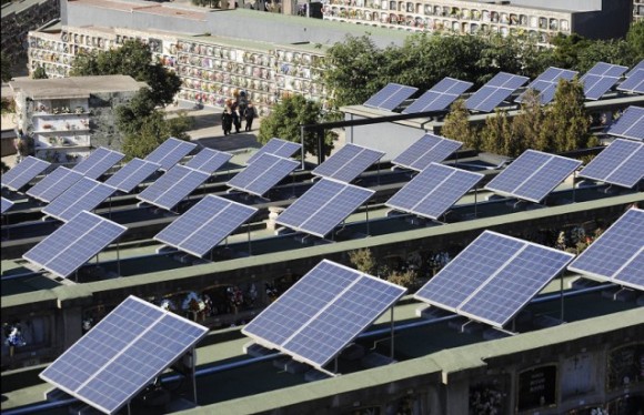 Hřbitov Santa Coloma de Gramenet na předměstí Barcelony je osazen 462 solárními panely. Zdroj: Manu Fernandez