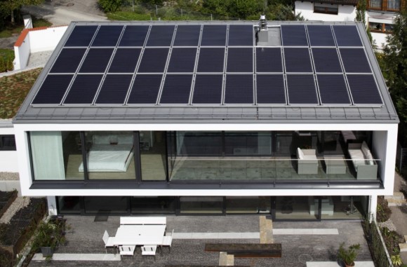 Střechu rodinného domu pokrývají solární fotovoltaické panely, které vyrábějí elektrickou energii, foto: Schuco