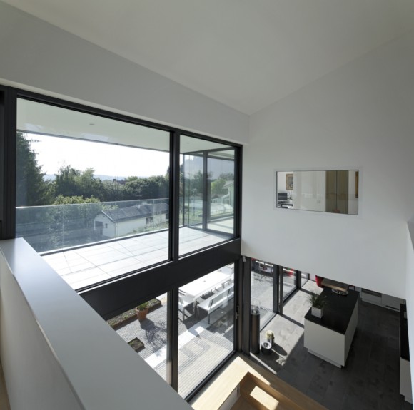 Interiér rodinného domu je vzdušný a prostorný, plný světla, foto: Schuco